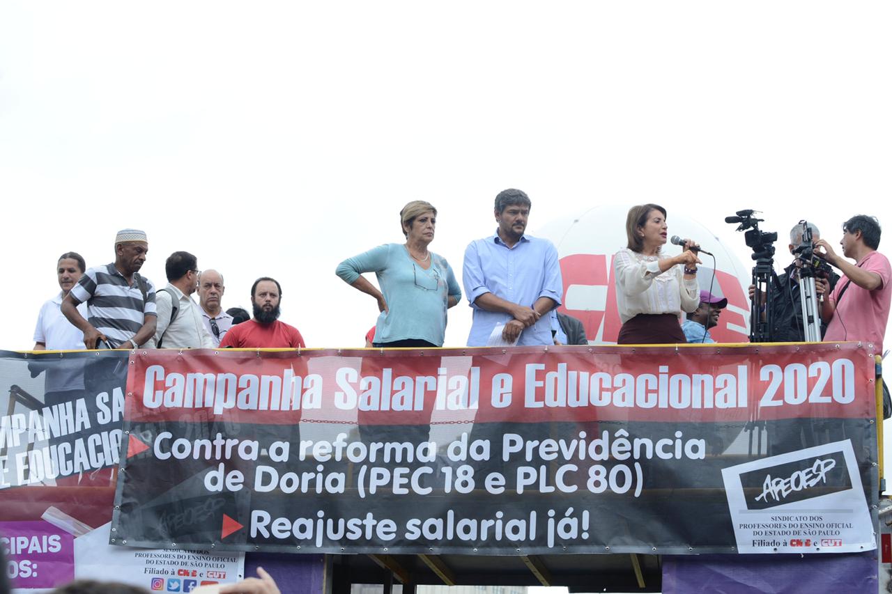 Read more about the article Em assembleia, professores definem mobilizações contra reforma e por valorização do magistério